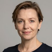 Портрет уверенного бизнесмена в студии, профессиональное фото сотрудника компании СимАвто 73 в Ульяновске